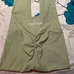 Green buttery scrunch leggings (m)